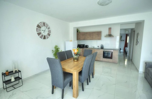 Gzira Apartamento | Spacious seafront 2 bedrooms with hot tub GOGZR-5