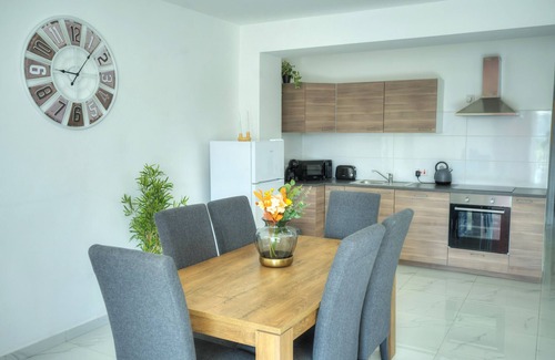 Gzira Apartamento | Spacious seafront 2 bedrooms with hot tub GOGZR-5