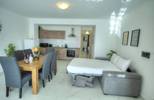 Gzira Apartamento | Spacious seafront 2 bedrooms with hot tub GOGZR-5