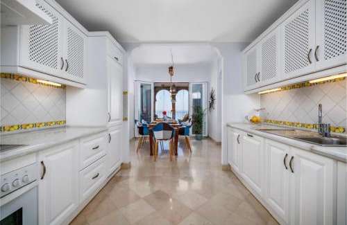 Bahia de Casares Apartamento | Spacious Seaside Retreat - La Perla del Mar