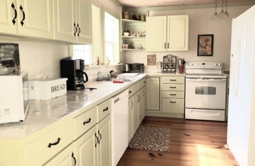 Clayton Cabina | Amplio y aislado de 2 plantas por Tranquil Creek, decorado con amor + WiFi
