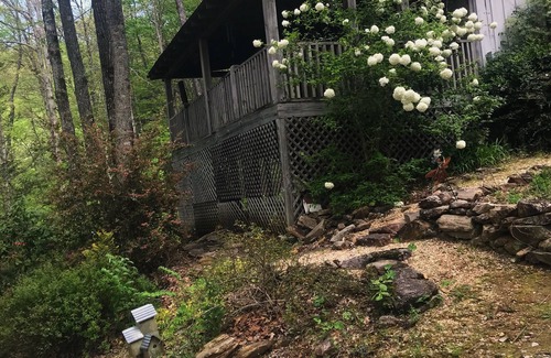 Clayton Cabina | Amplio y aislado de 2 plantas por Tranquil Creek, decorado con amor + WiFi