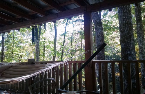 Clayton Cabina | Amplio y aislado de 2 plantas por Tranquil Creek, decorado con amor + WiFi