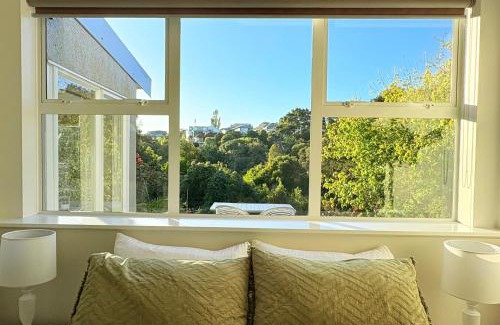 Kohimarama Casa | Spacious & Secluded Bush-View Suite in Kohimarama