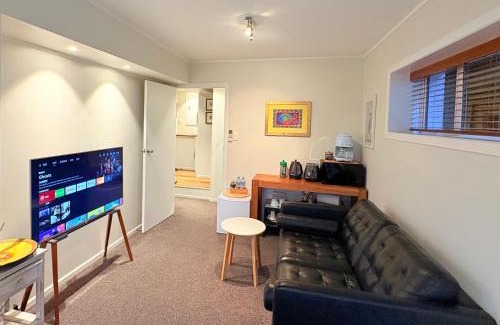 Kohimarama Casa | Spacious & Secluded Bush-View Suite in Kohimarama