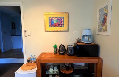 Kohimarama Casa | Spacious & Secluded Bush-View Suite in Kohimarama