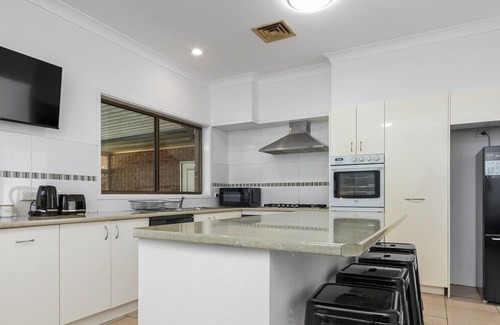 Mayfield West Casa | Spacious Seven Bedroom, Five Bathroom House