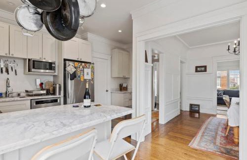 Central Richmond Casa | Spacious SF Haven - Cozy Bedrooms & Modern Kitchen