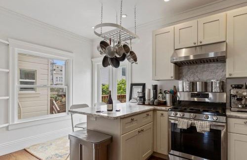 Central Richmond Casa | Spacious SF Haven - Cozy Bedrooms & Modern Kitchen