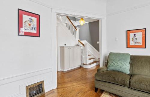 Central Richmond Casa | Spacious SF Haven - Cozy Bedrooms & Modern Kitchen