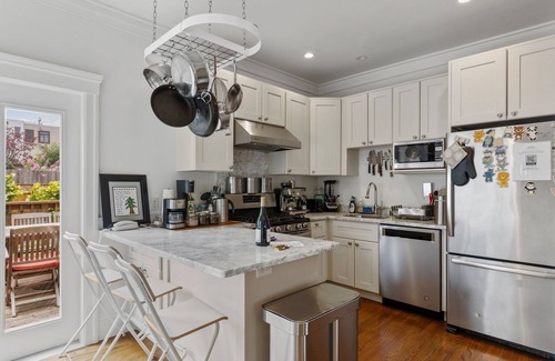 Central Richmond Casa | Spacious SF Haven: Cozy Bedrooms & Modern Kitchen - Safest neighborhood in SF