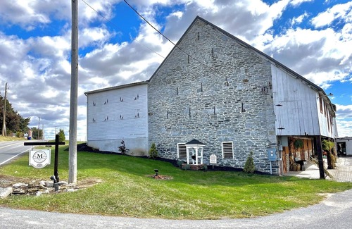 Ephrata Apartamento | Spacious SIgnature Suite on country farmland and a beautiful farmland view from windows and front porch
