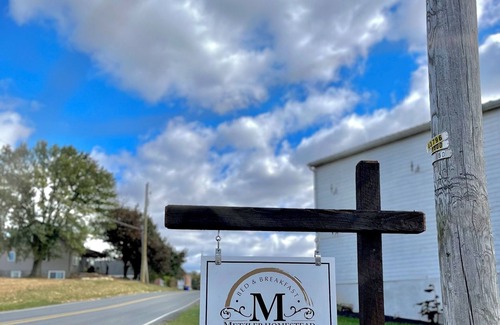 Ephrata Apartamento | Spacious SIgnature Suite on country farmland and a beautiful farmland view from windows and front porch