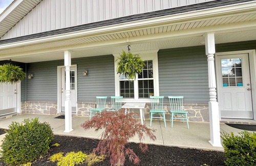 Ephrata Apartamento | Spacious SIgnature Suite on country farmland and a beautiful farmland view from windows and front porch