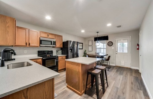 Denton Casa | Spacious single story 3 bedroom 2 king bed with Large Back Yard!
