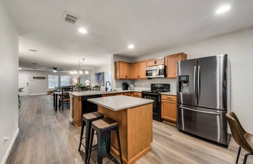 Denton Casa | Spacious single story 3 bedroom 2 king bed with Large Back Yard!