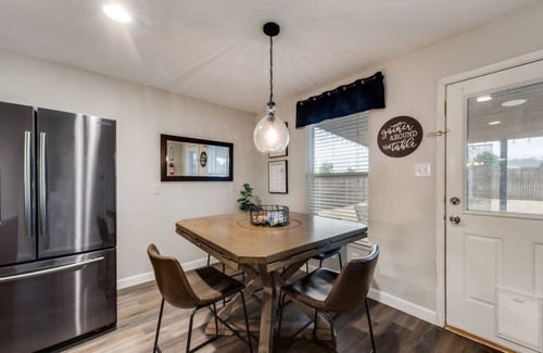 Denton Casa | Spacious single story 3 bedroom 2 king bed with Large Back Yard!