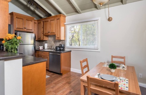 Shoreline West Apartamento | Spacious, Soaring Ceilings, Near Downtown MV, GOOG