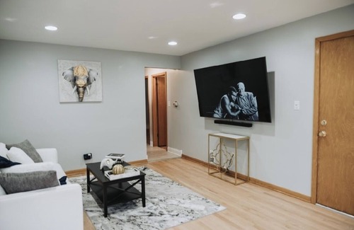 O'Hare Apartamento | Spacious space 5 min from airport, outlet mall & restaurants .