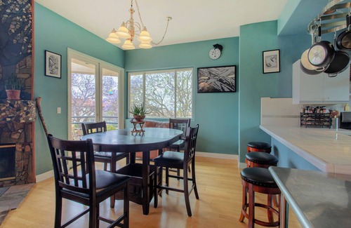 Central San Pedro Condominio | Spacious split-level condo in quiet neighborhood