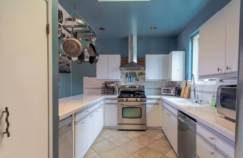 Central San Pedro Condominio | Spacious split-level condo in quiet neighborhood