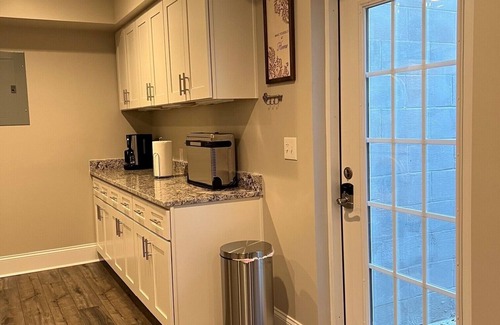 Concord Apartamento | Spacious Split-Level, Basement Apt. w/Gorgeous Sunroom Overlooking Wooded Area.