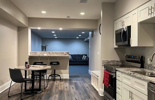 Concord Apartamento | Spacious Split-Level, Basement Apt. w/Gorgeous Sunroom Overlooking Wooded Area.