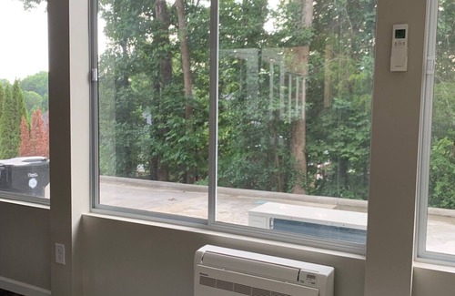 Concord Apartamento | Spacious Split-Level, Basement Apt. w/Gorgeous Sunroom Overlooking Wooded Area.
