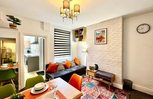 Nottingham Casa | Spacious Stay for 8 Work Trips or Breaks Parking
