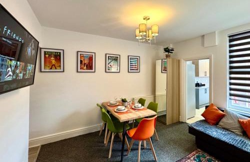 Nottingham Casa | Spacious Stay for 8 Work Trips or Breaks Parking