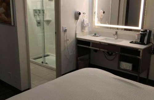 Anaheim Resort Hotel | Spacious Stay Near Disneyland Perfect for Family Adventures