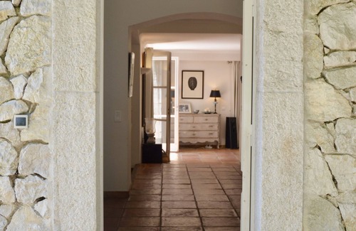 Saint-Paul-de-Vence Villa | Espaciosa villa de piedra con piscina, capacidad para 10 personas, 4 habitaciones con baño privado, aire acondicionado.
