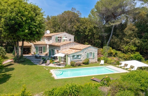 Saint-Paul-de-Vence Villa | Espaciosa villa de piedra con piscina, capacidad para 10 personas, 4 habitaciones con baño privado, aire acondicionado.