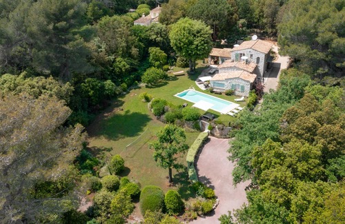 Saint-Paul-de-Vence Villa | Espaciosa villa de piedra con piscina, capacidad para 10 personas, 4 habitaciones con baño privado, aire acondicionado.