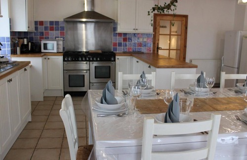 Montmoreau-Saint-Cybard Cabaña | Casa rural con piscina, jardín privado, actividades recreativas, ideal para familias y grupos.