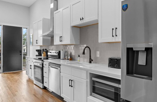 Talbot's Corner Casa | Spacious Studio for 4 w/ Full Kitchen Near Nash DT
