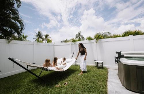 Coral Heights Casa | Spacious Studio in the Heart of FTL Hot Tub