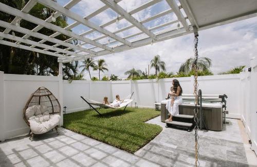 Coral Heights Casa | Spacious Studio in the Heart of FTL Hot Tub