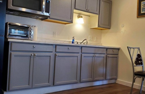 West Ashley Apartamento | Spacious Studio in Forested Neighborhood, Quiet and Cozy