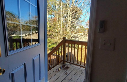West Ashley Apartamento | Spacious Studio in Forested Neighborhood, Quiet and Cozy