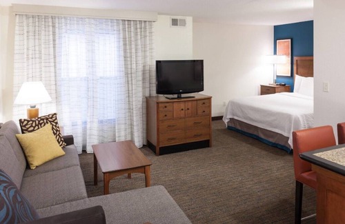 San Bernardino Casa | Spacious Studio w/ Full Kitchen, Continental Breakfast, Self Parking & Gym!
