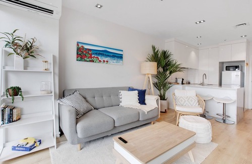 Takapuna Apartamento | Spacious Stylish 2BR Carpark Pool Aircon