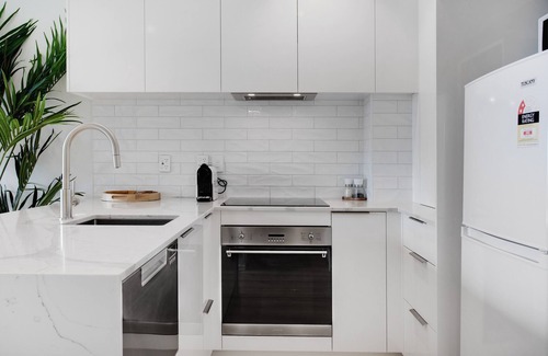 Takapuna Apartamento | Spacious Stylish 2BR Carpark Pool Aircon