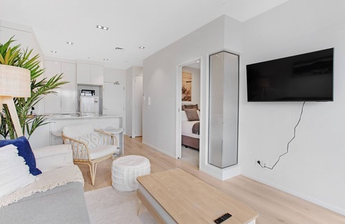 Takapuna Apartamento | Spacious Stylish 2BR Carpark Pool Aircon
