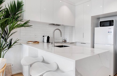 Takapuna Apartamento | Spacious Stylish 2BR Carpark Pool Aircon