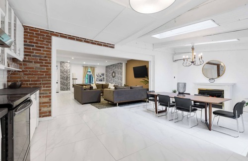 Gay Village Apartamento | Spacious & Stylish Downtown Retreat |Hot Tub