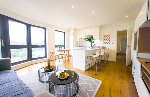 Bow Apartamento | Spacious Stylish Flat with Balcony | Pass The Keys