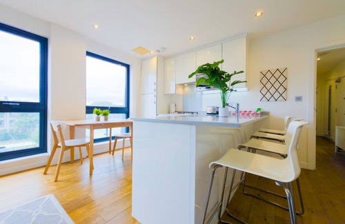 Bow Apartamento | Spacious Stylish Flat with Balcony | Pass The Keys