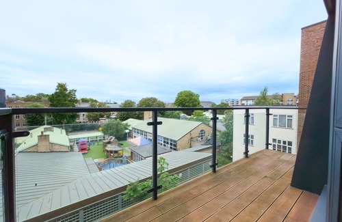 Bow Apartamento | Spacious Stylish Flat with Balcony | Pass The Keys