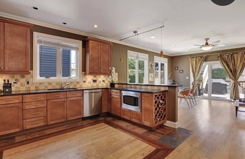 Wicker Park Casa | Spacious & Stylish Home with Garage + Rooftop Deck. 10 min Walk to Train.